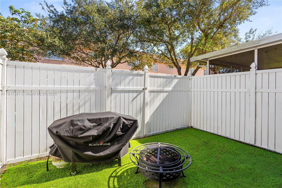 For Sale: $350,000 (2 beds, 1 baths, 1114 Square Feet)