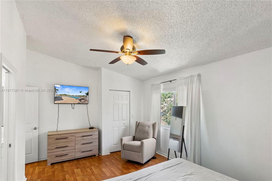 For Sale: $350,000 (2 beds, 1 baths, 1114 Square Feet)