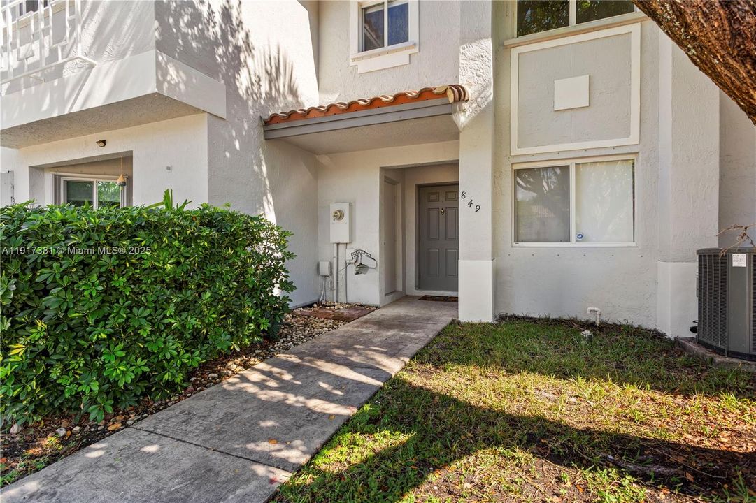 For Sale: $350,000 (2 beds, 1 baths, 1114 Square Feet)