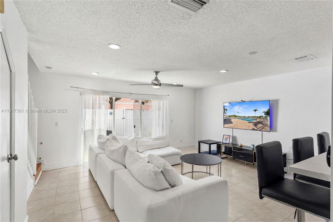 For Sale: $350,000 (2 beds, 1 baths, 1114 Square Feet)