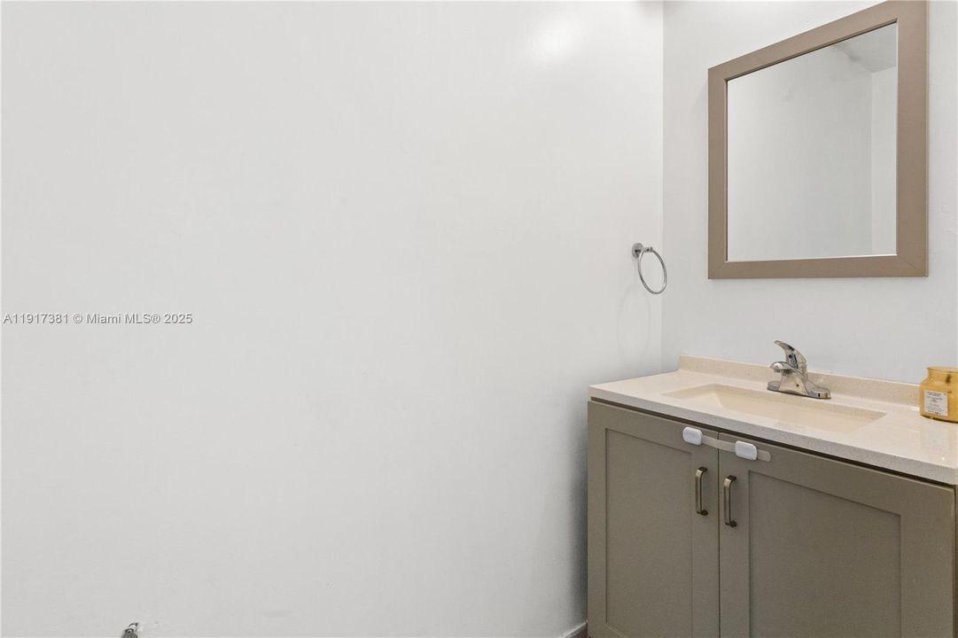 For Sale: $350,000 (2 beds, 1 baths, 1114 Square Feet)