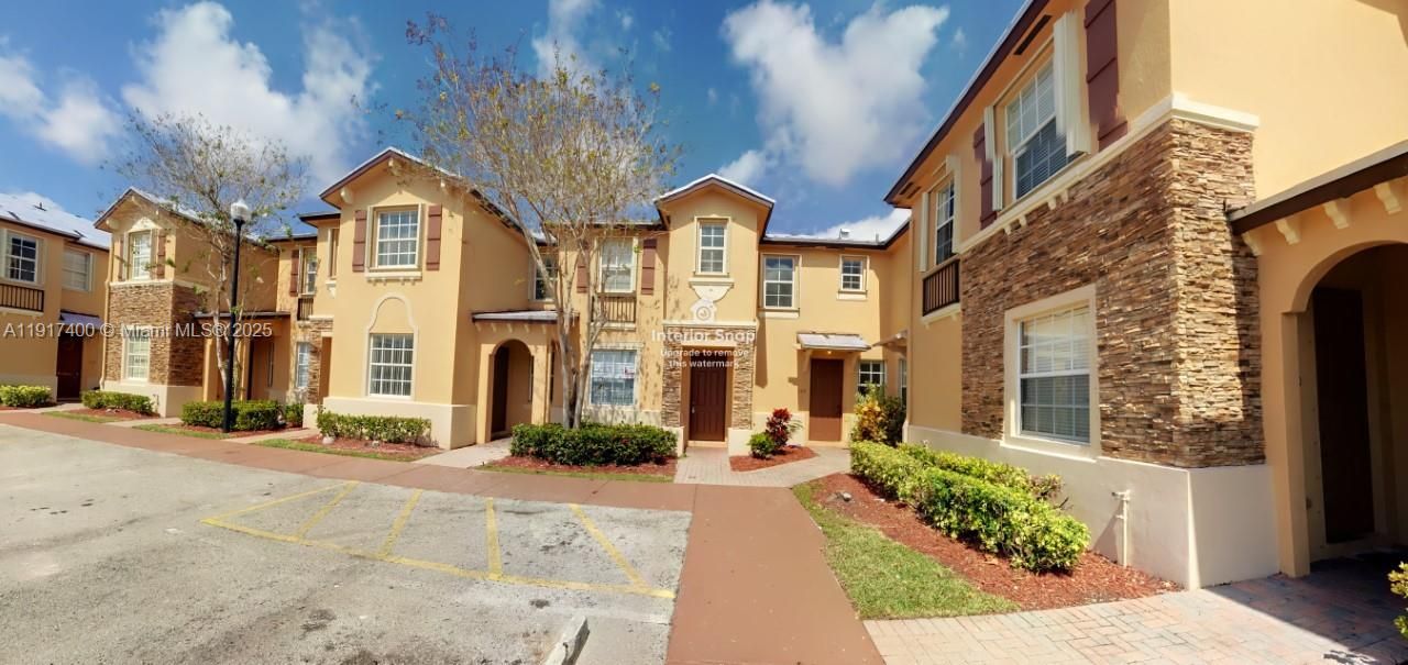 Activo con contrato: $1,950 (2 camas, 2 baños, 1069 Pies cuadrados)