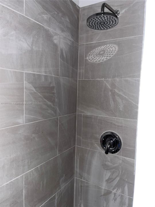 Activo con contrato: $1,950 (2 camas, 2 baños, 1069 Pies cuadrados)