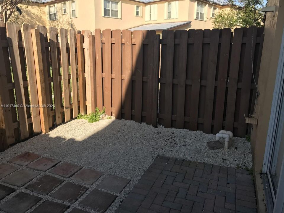 Activo con contrato: $1,950 (2 camas, 2 baños, 1069 Pies cuadrados)