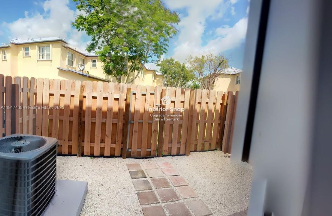 Activo con contrato: $1,950 (2 camas, 2 baños, 1069 Pies cuadrados)