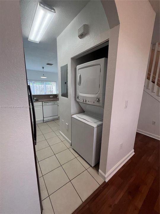 Activo con contrato: $1,950 (2 camas, 2 baños, 1069 Pies cuadrados)