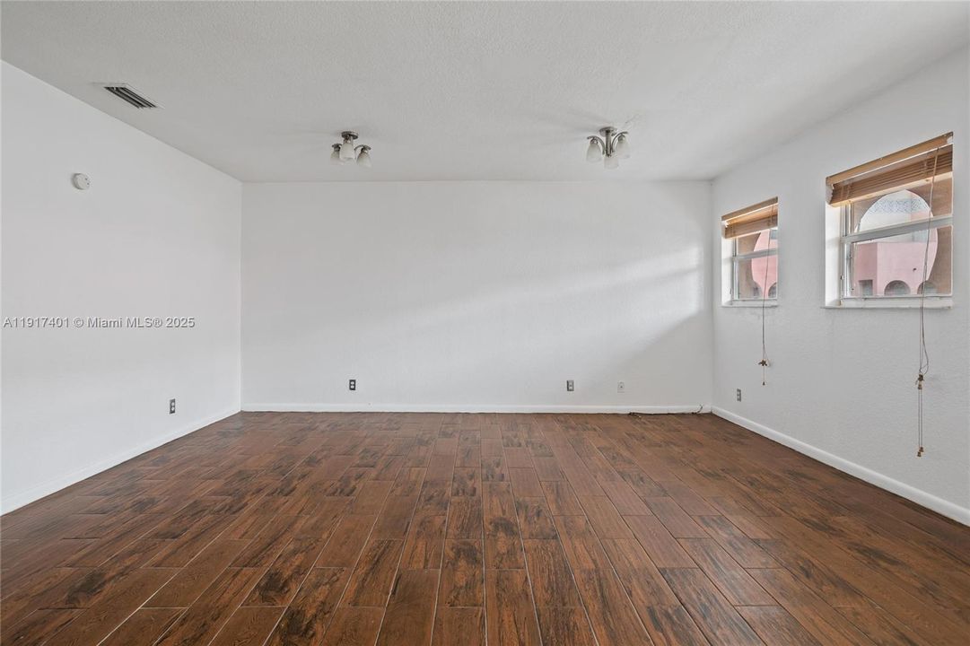 For Sale: $280,000 (3 beds, 2 baths, 1263 Square Feet)