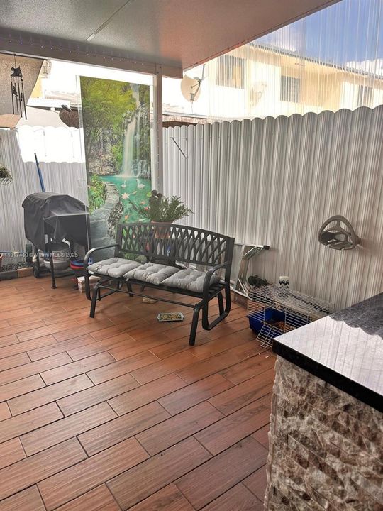 合同活跃: $299,000 (2 贝兹, 1 浴室, 896 平方英尺)