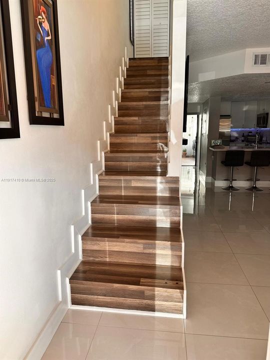 合同活跃: $299,000 (2 贝兹, 1 浴室, 896 平方英尺)