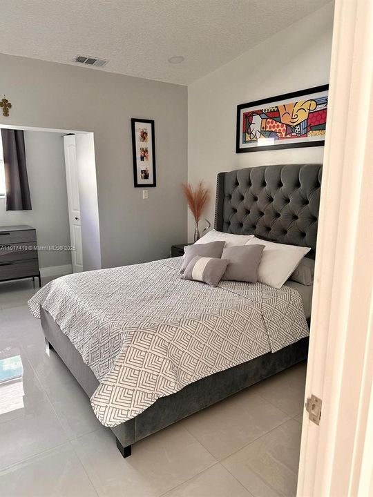 合同活跃: $299,000 (2 贝兹, 1 浴室, 896 平方英尺)