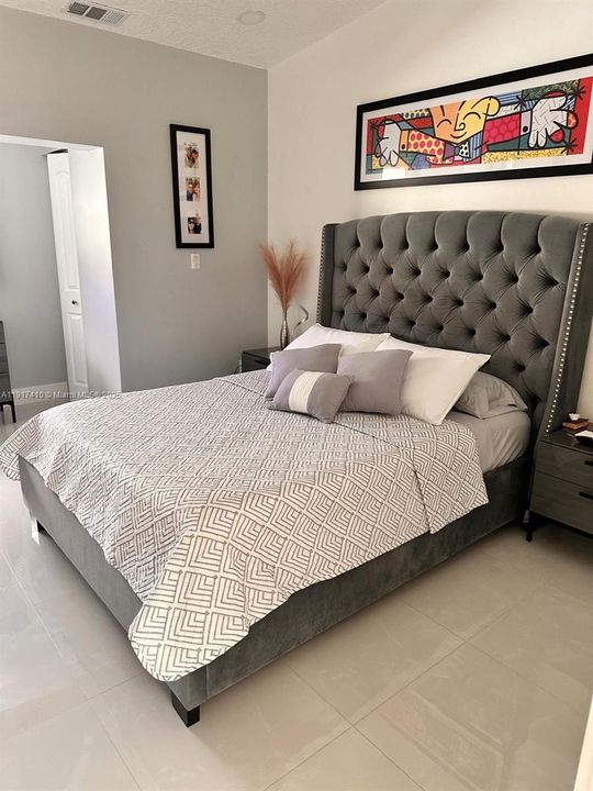 合同活跃: $299,000 (2 贝兹, 1 浴室, 896 平方英尺)