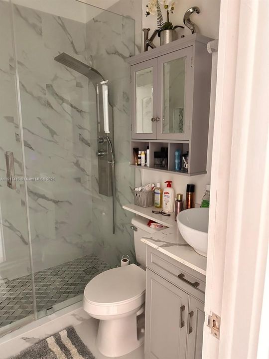 合同活跃: $299,000 (2 贝兹, 1 浴室, 896 平方英尺)