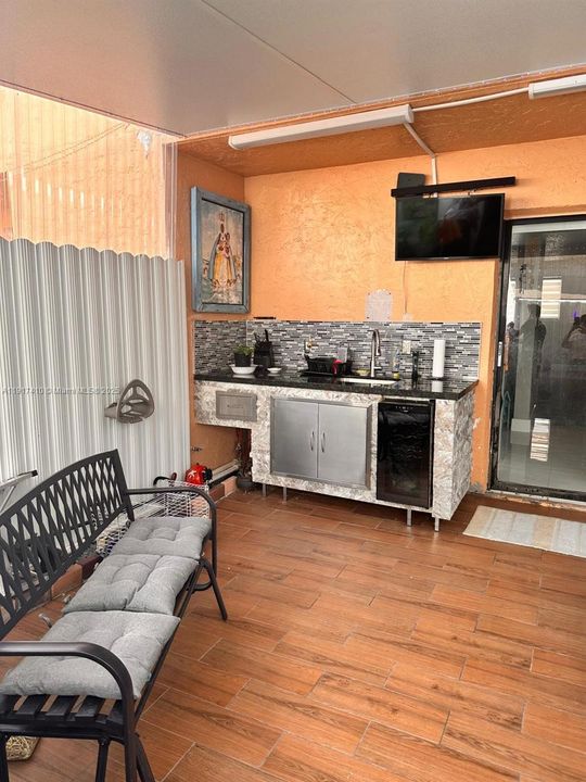 合同活跃: $299,000 (2 贝兹, 1 浴室, 896 平方英尺)