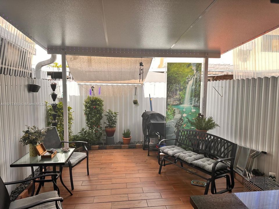 合同活跃: $299,000 (2 贝兹, 1 浴室, 896 平方英尺)