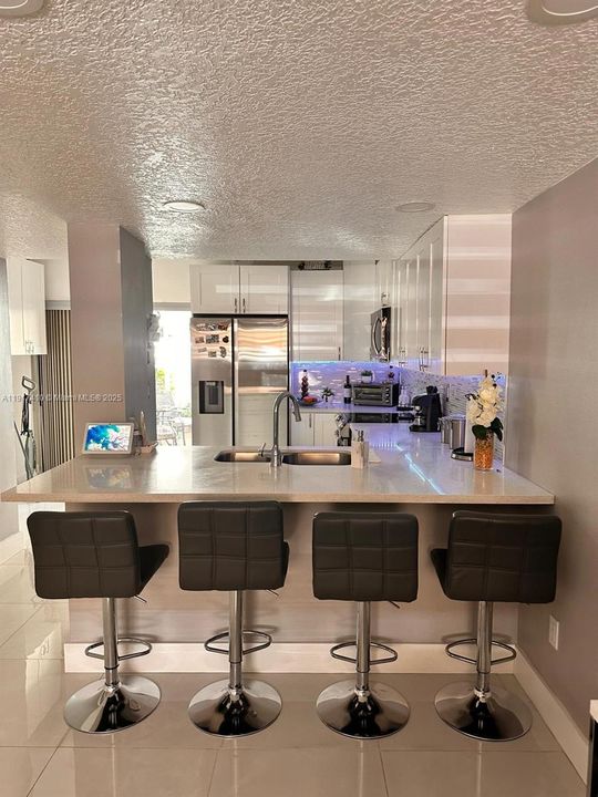 合同活跃: $299,000 (2 贝兹, 1 浴室, 896 平方英尺)