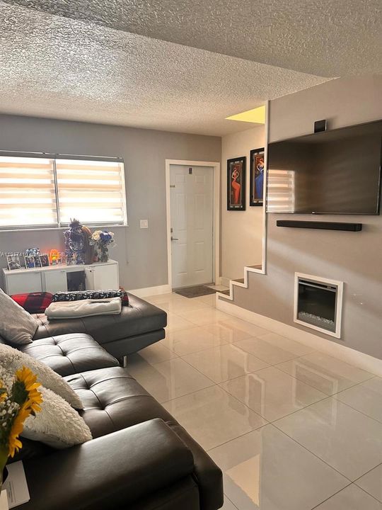 合同活跃: $299,000 (2 贝兹, 1 浴室, 896 平方英尺)