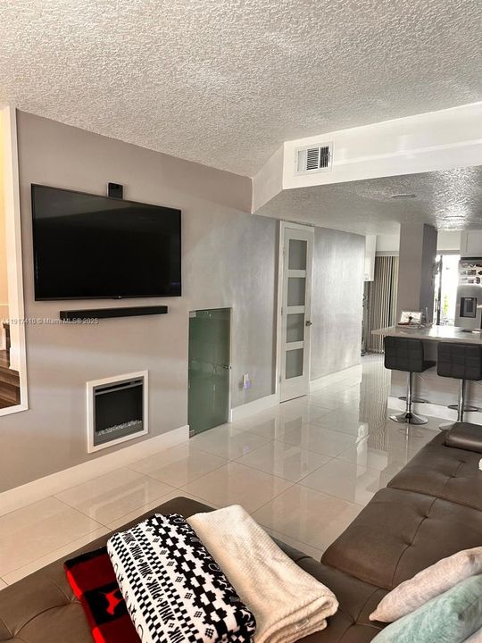 合同活跃: $299,000 (2 贝兹, 1 浴室, 896 平方英尺)