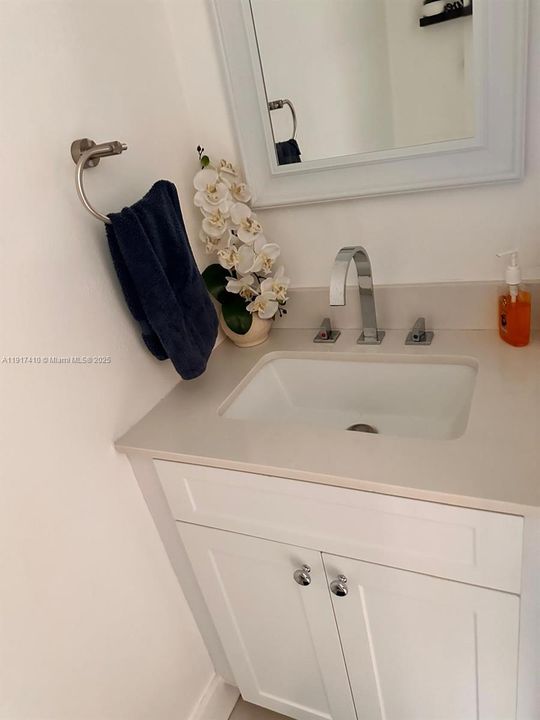 合同活跃: $299,000 (2 贝兹, 1 浴室, 896 平方英尺)