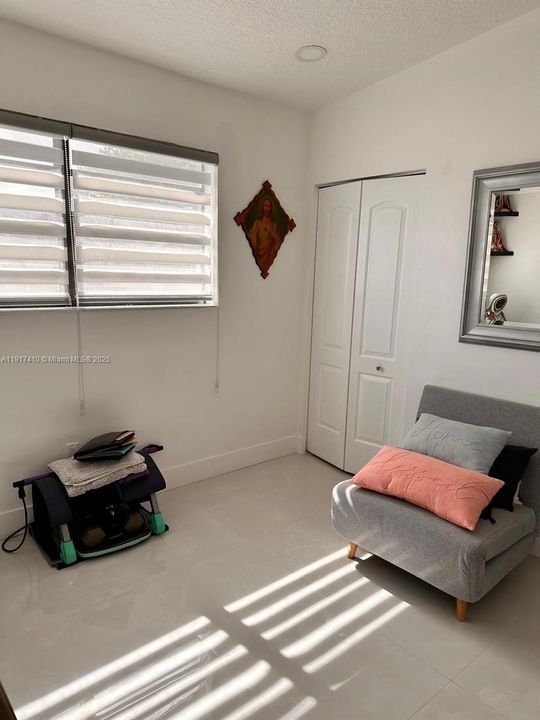 合同活跃: $299,000 (2 贝兹, 1 浴室, 896 平方英尺)