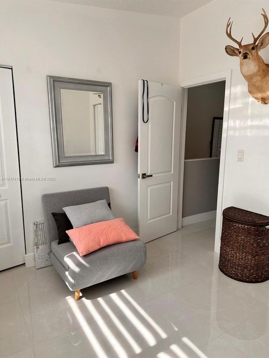 合同活跃: $299,000 (2 贝兹, 1 浴室, 896 平方英尺)