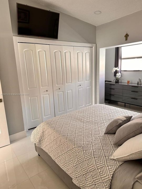 合同活跃: $299,000 (2 贝兹, 1 浴室, 896 平方英尺)