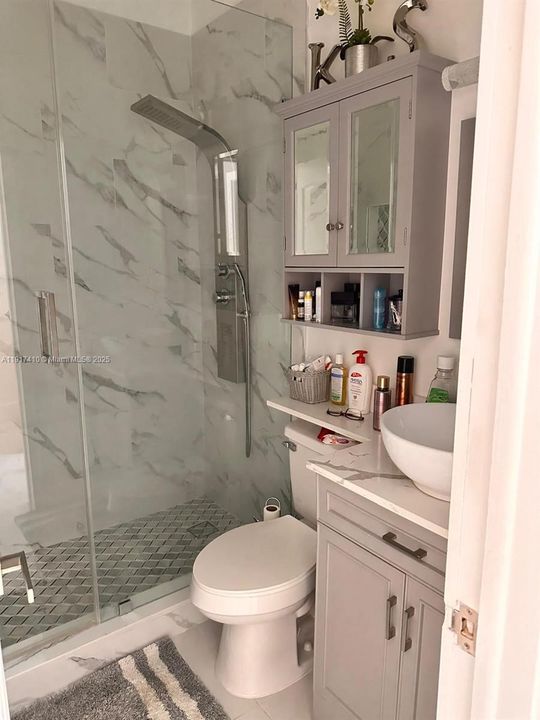 合同活跃: $299,000 (2 贝兹, 1 浴室, 896 平方英尺)