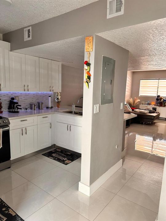 合同活跃: $299,000 (2 贝兹, 1 浴室, 896 平方英尺)