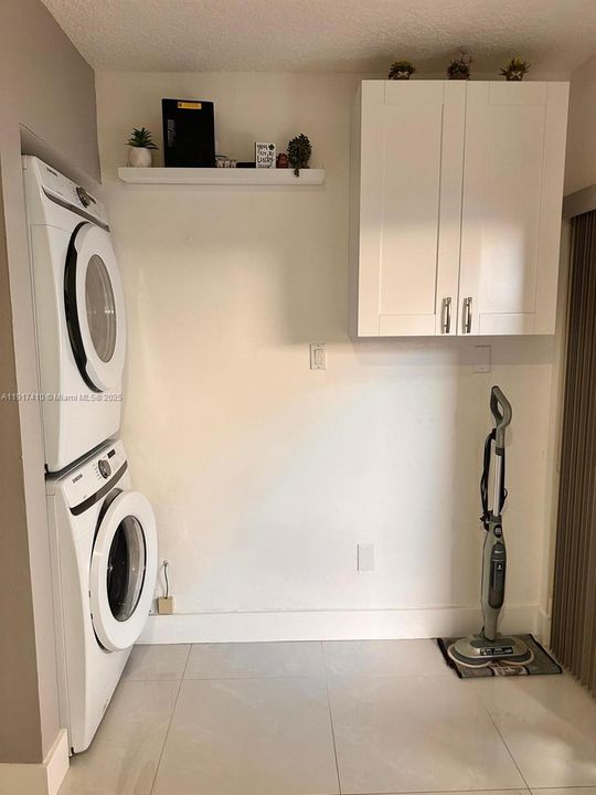 合同活跃: $299,000 (2 贝兹, 1 浴室, 896 平方英尺)