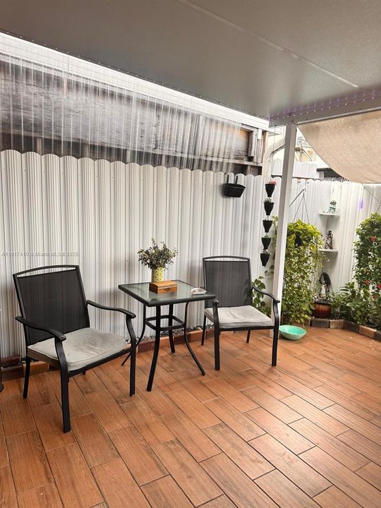 合同活跃: $299,000 (2 贝兹, 1 浴室, 896 平方英尺)