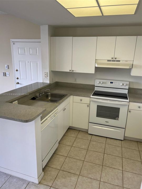 待售: $260,000 (1 贝兹, 1 浴室, 794 平方英尺)