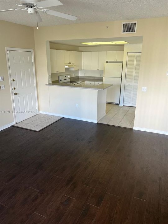 待售: $260,000 (1 贝兹, 1 浴室, 794 平方英尺)