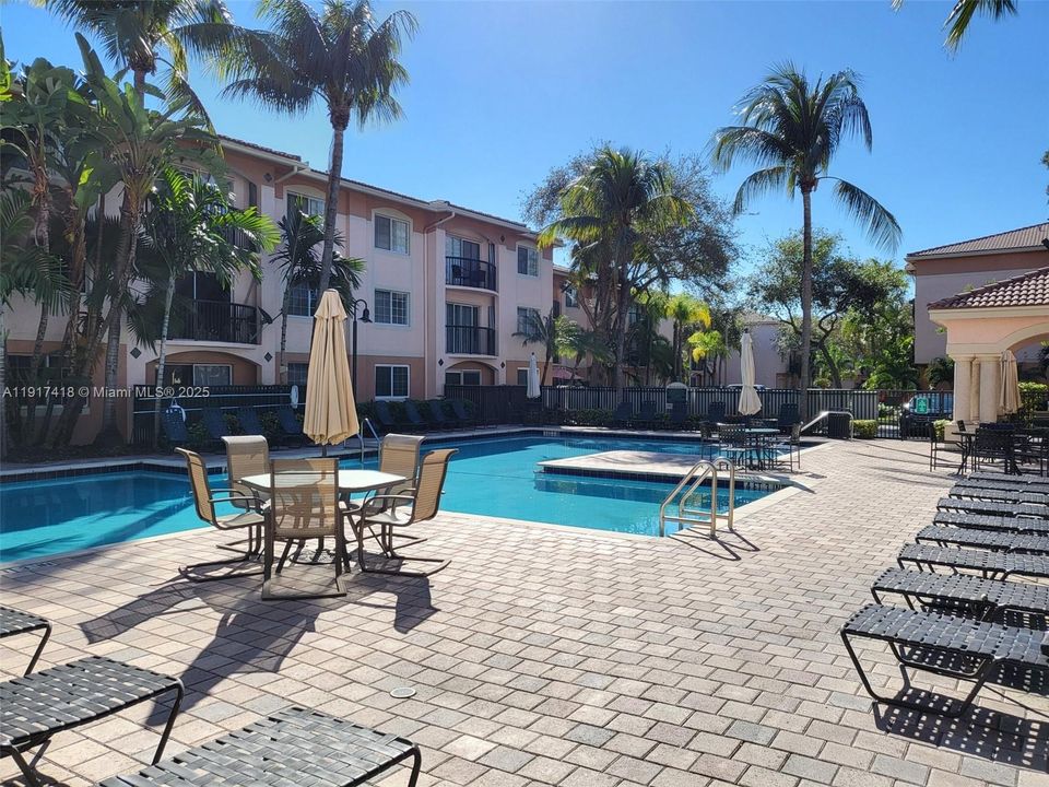 待售: $260,000 (1 贝兹, 1 浴室, 794 平方英尺)