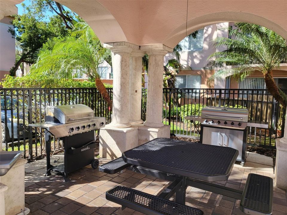 待售: $260,000 (1 贝兹, 1 浴室, 794 平方英尺)