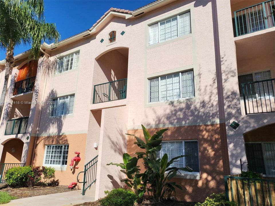 待售: $260,000 (1 贝兹, 1 浴室, 794 平方英尺)