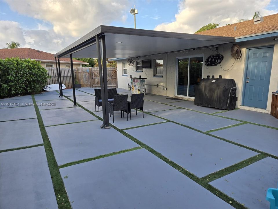 For Rent: $2,950 (3 beds, 1 baths, 1140 Square Feet)