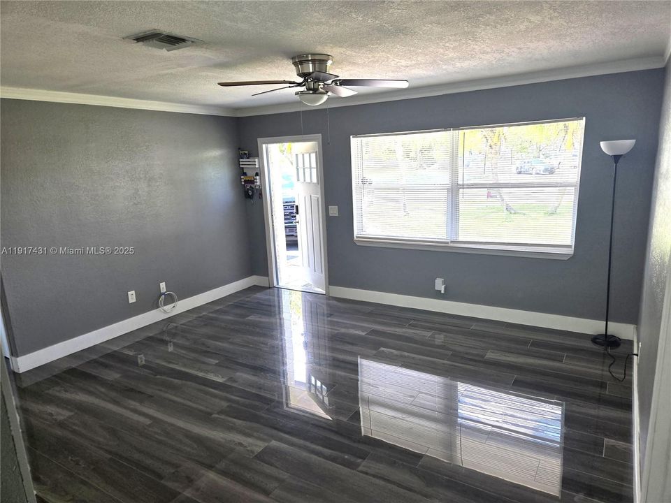 For Rent: $2,950 (3 beds, 1 baths, 1140 Square Feet)