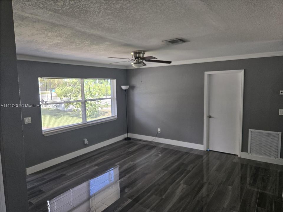 For Rent: $2,950 (3 beds, 1 baths, 1140 Square Feet)