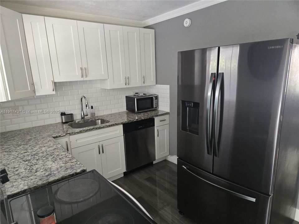 For Rent: $2,950 (3 beds, 1 baths, 1140 Square Feet)