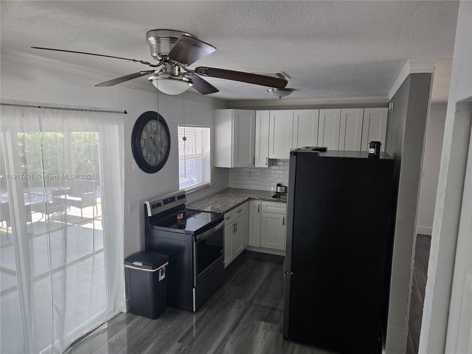 For Rent: $2,950 (3 beds, 1 baths, 1140 Square Feet)