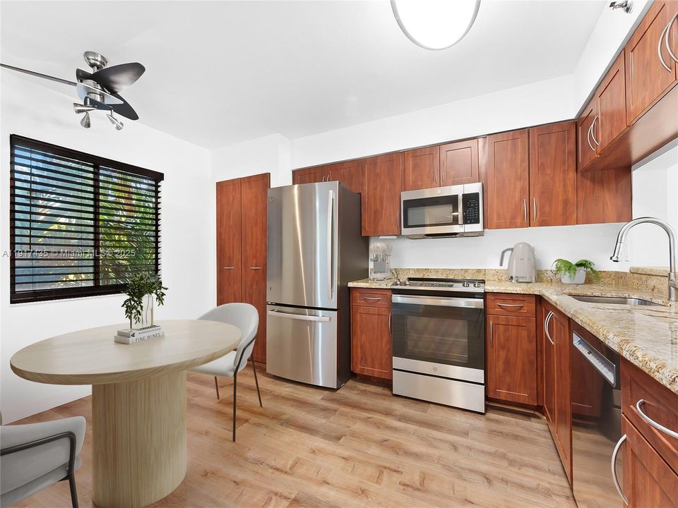 待售: $184,900 (1 贝兹, 2 浴室, 1140 平方英尺)