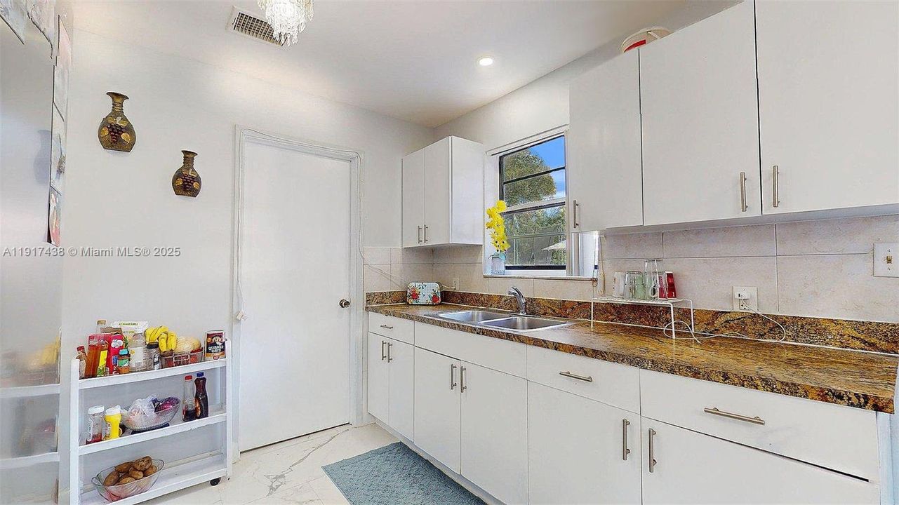 待售: $415,000 (3 贝兹, 1 浴室, 1075 平方英尺)