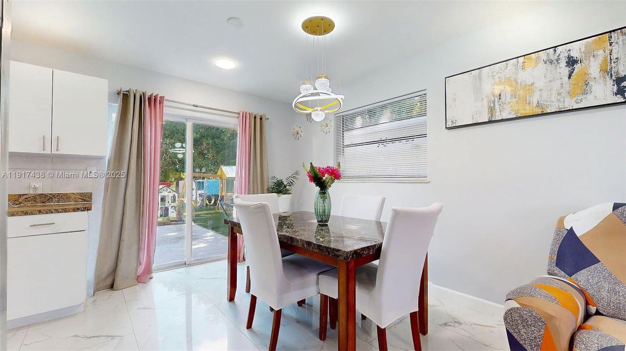 待售: $415,000 (3 贝兹, 1 浴室, 1075 平方英尺)