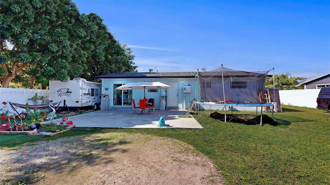 待售: $415,000 (3 贝兹, 1 浴室, 1075 平方英尺)