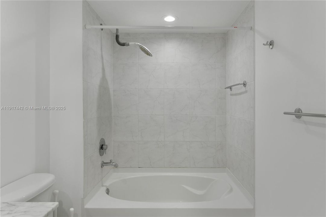 Под контрактом: $3,350 (1 спален, 1 ванн, 628 Квадратных фут)