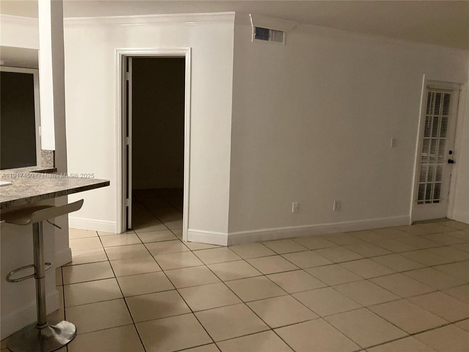 Под контрактом: $2,000 (2 спален, 1 ванн, 1035 Квадратных фут)