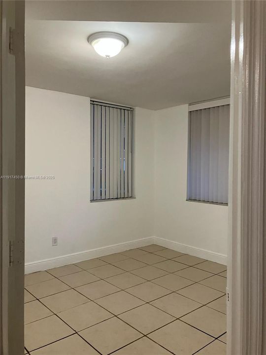 Под контрактом: $2,000 (2 спален, 1 ванн, 1035 Квадратных фут)