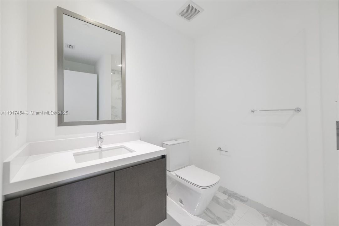 Под контрактом: $9,000 (3 спален, 4 ванн, 2204 Квадратных фут)