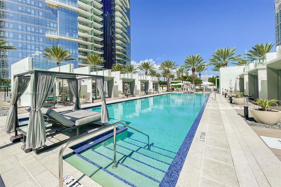 Под контрактом: $9,000 (3 спален, 4 ванн, 2204 Квадратных фут)