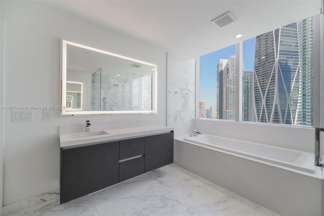 Под контрактом: $9,000 (3 спален, 4 ванн, 2204 Квадратных фут)