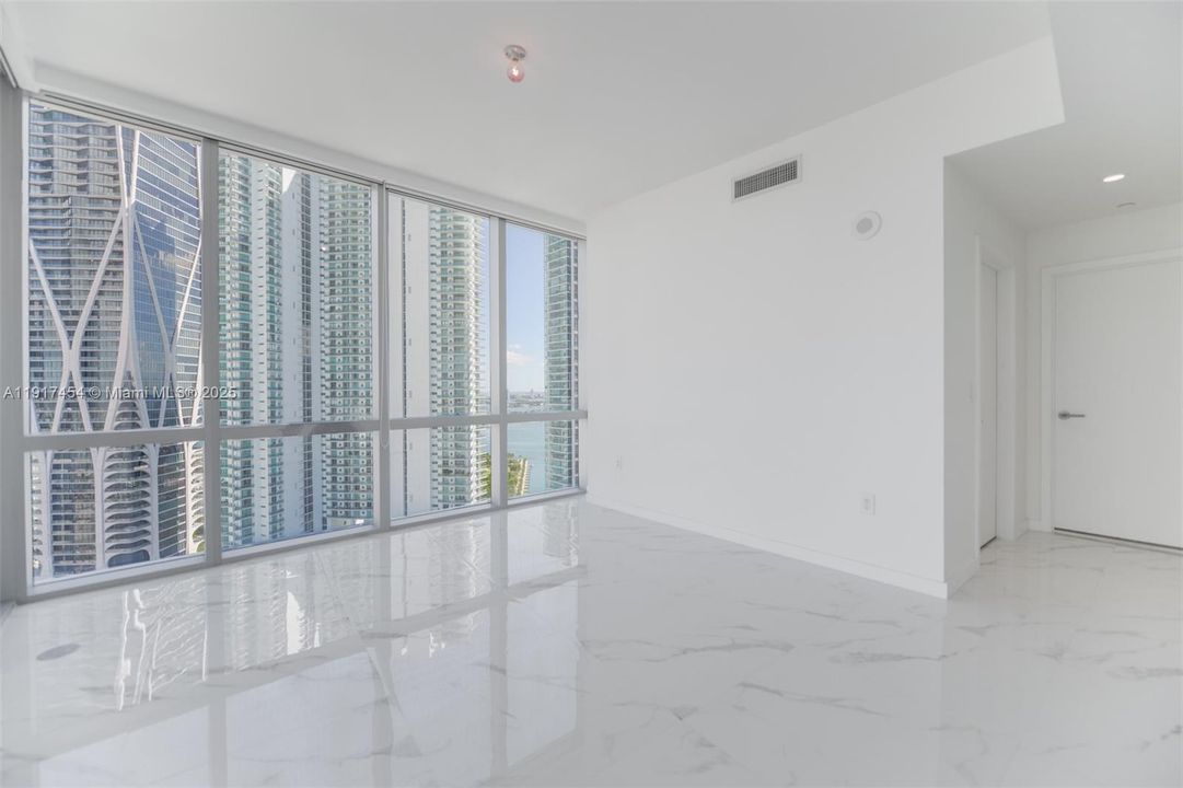 Под контрактом: $9,000 (3 спален, 4 ванн, 2204 Квадратных фут)